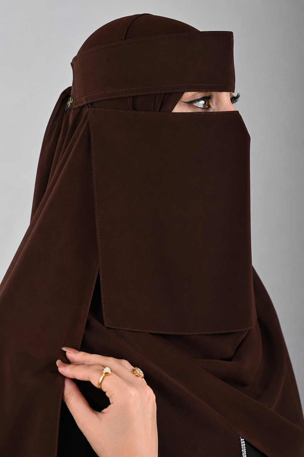 نقاب بني غامق