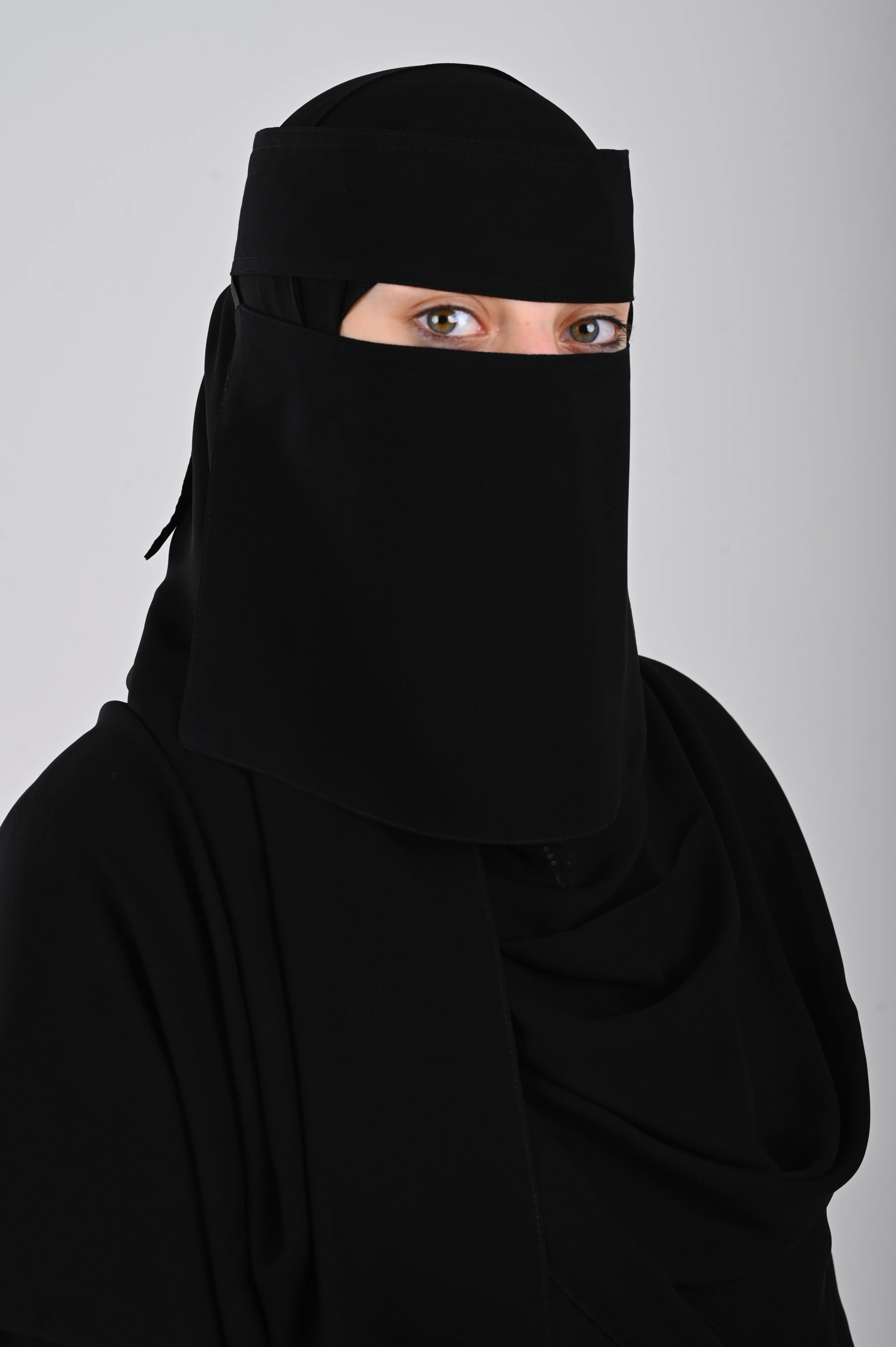 نقاب أسود نسائي
