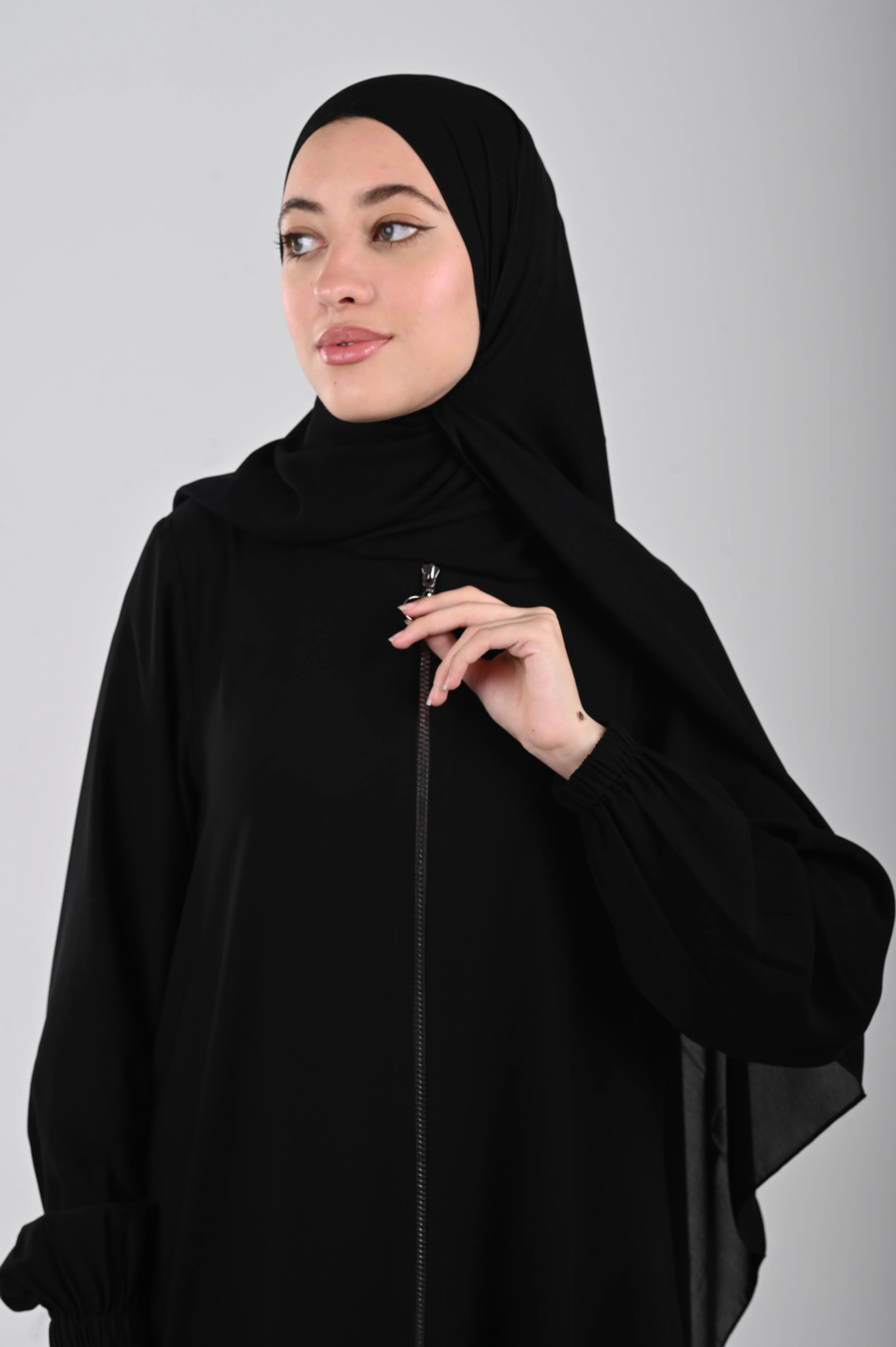عباية كريب سادة بسحاب أمامي وقصة واسعة