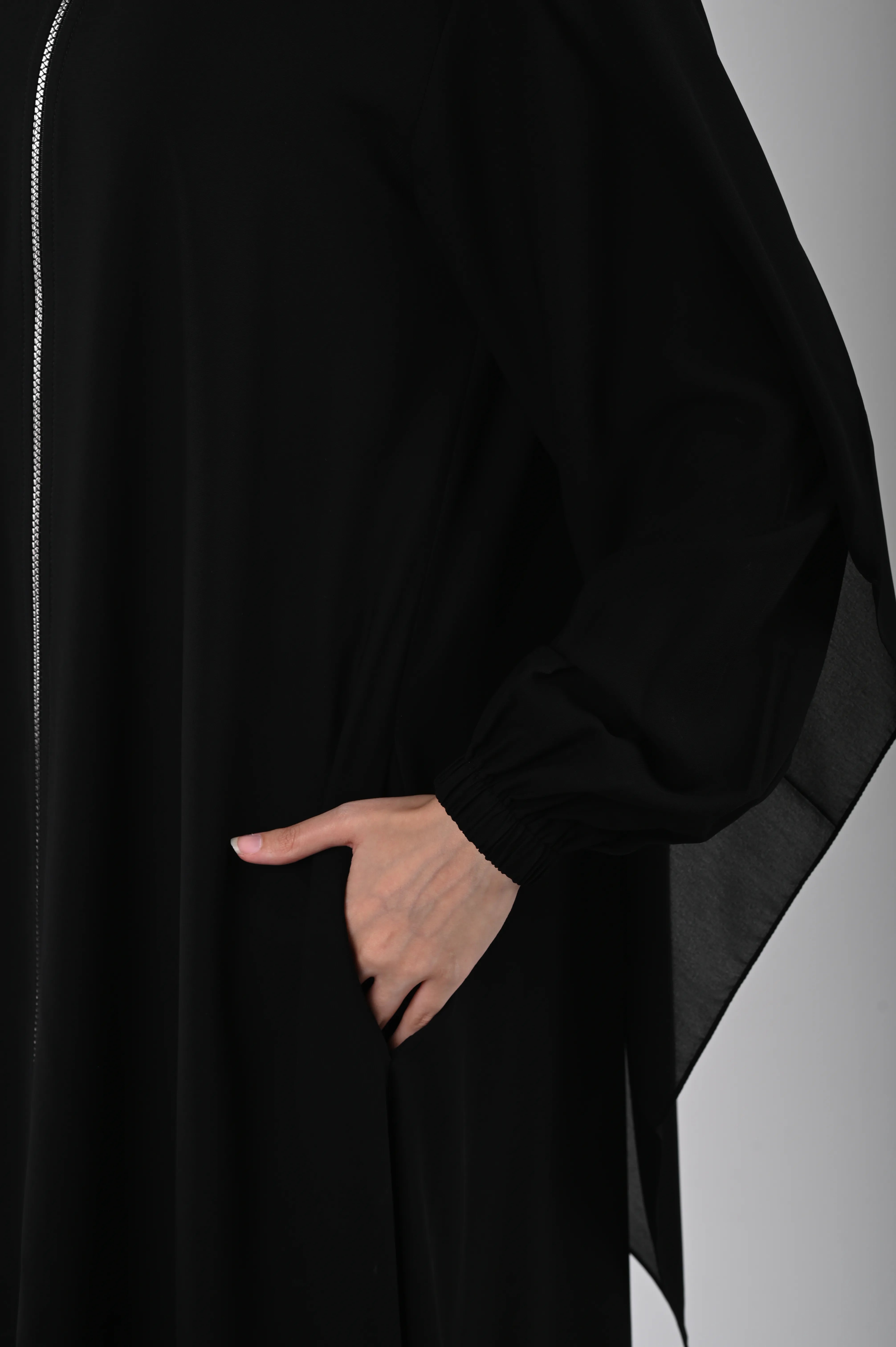 عباية كريب سادة بسحاب أمامي وقصة واسعة