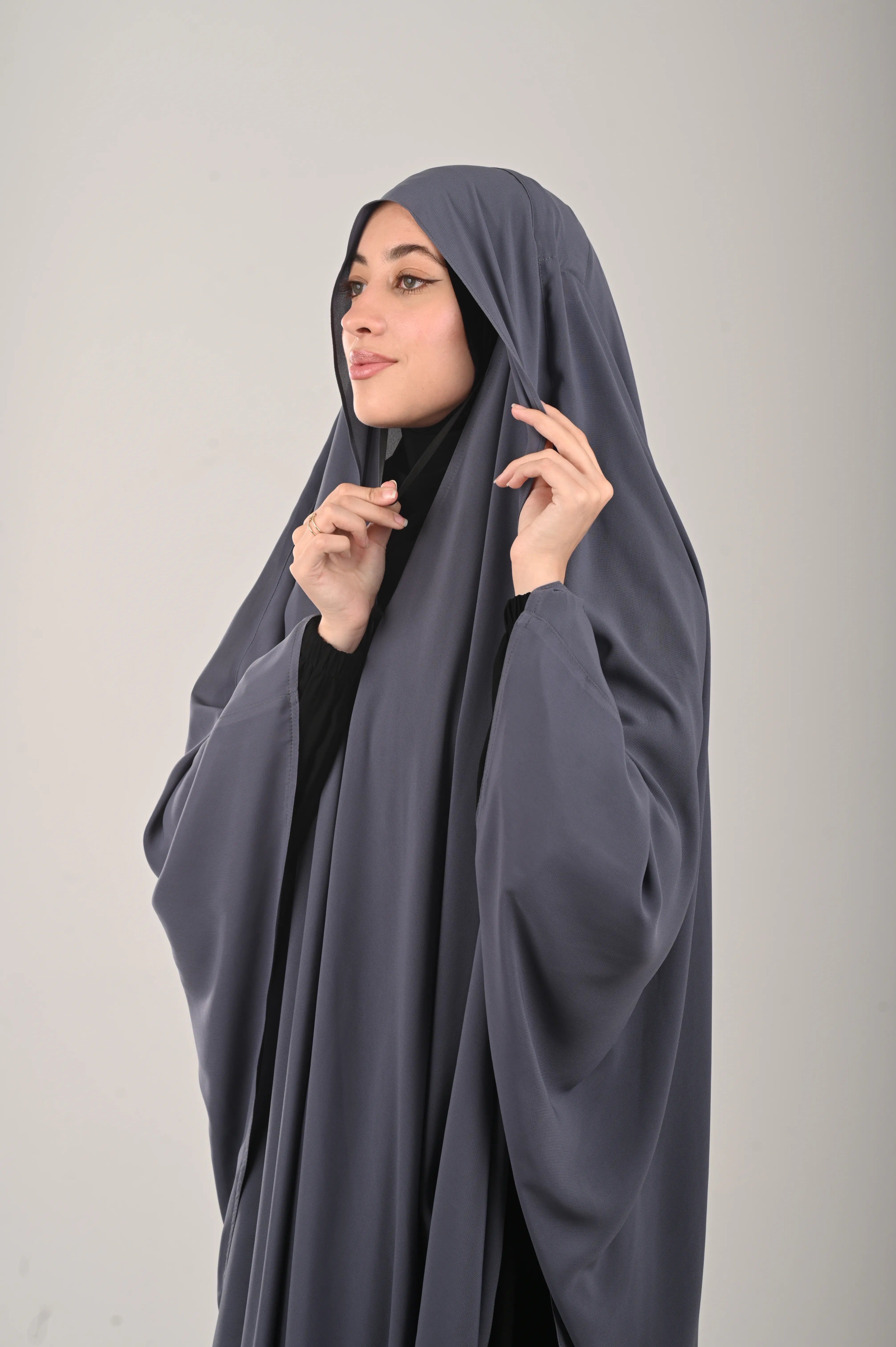 وشاح رمادي