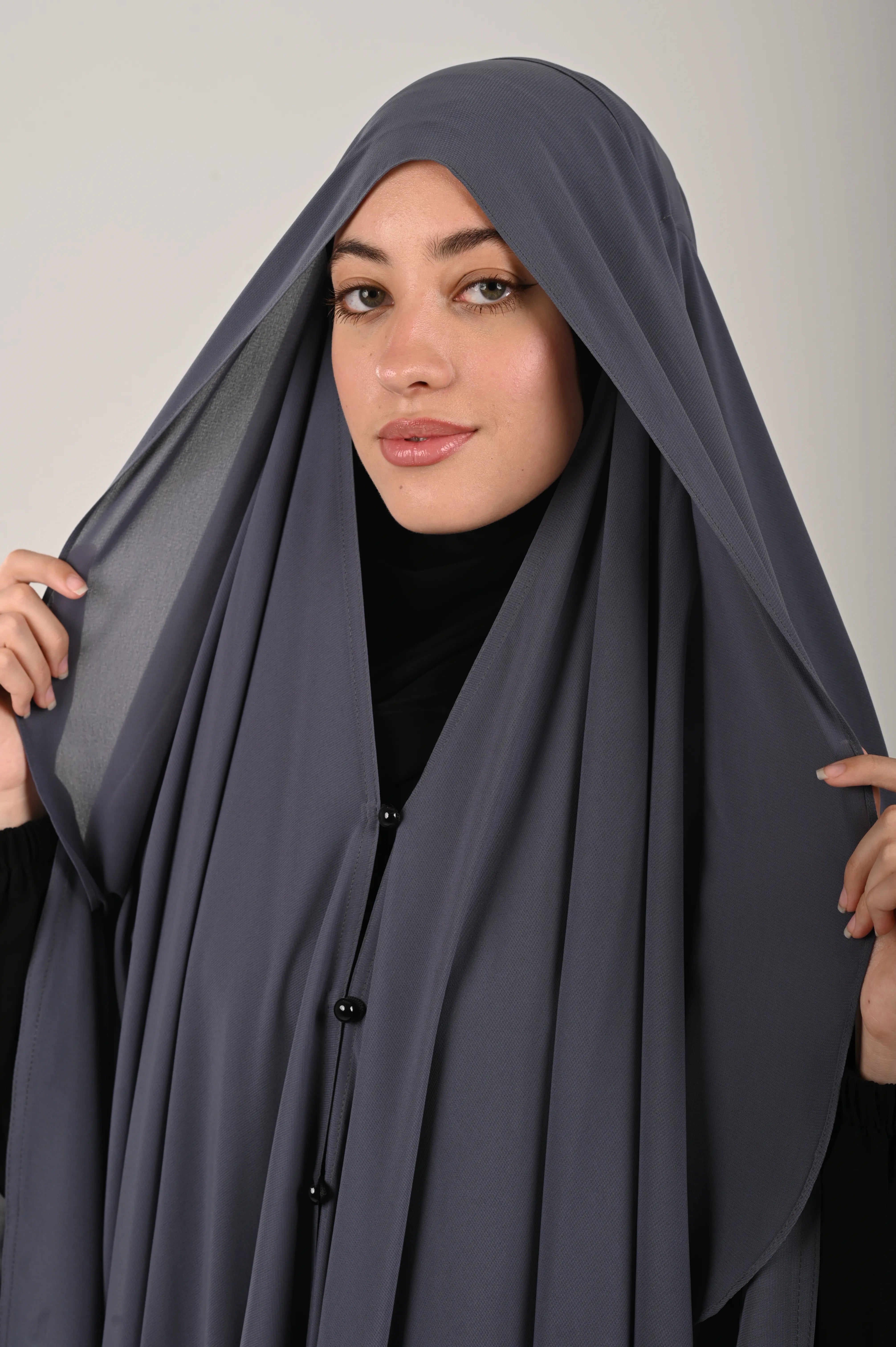 وشاح رمادي