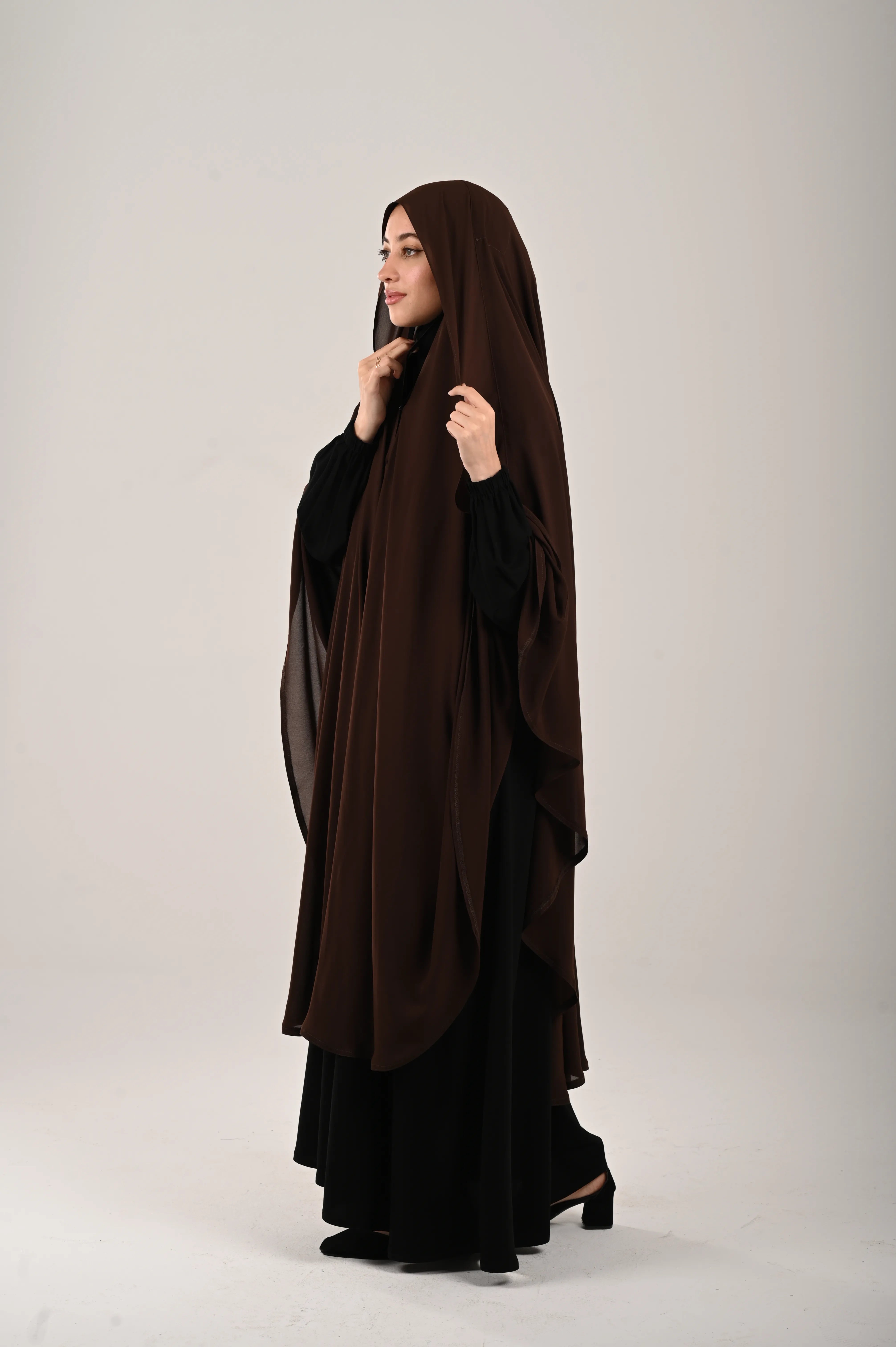 وشاح بني غامق