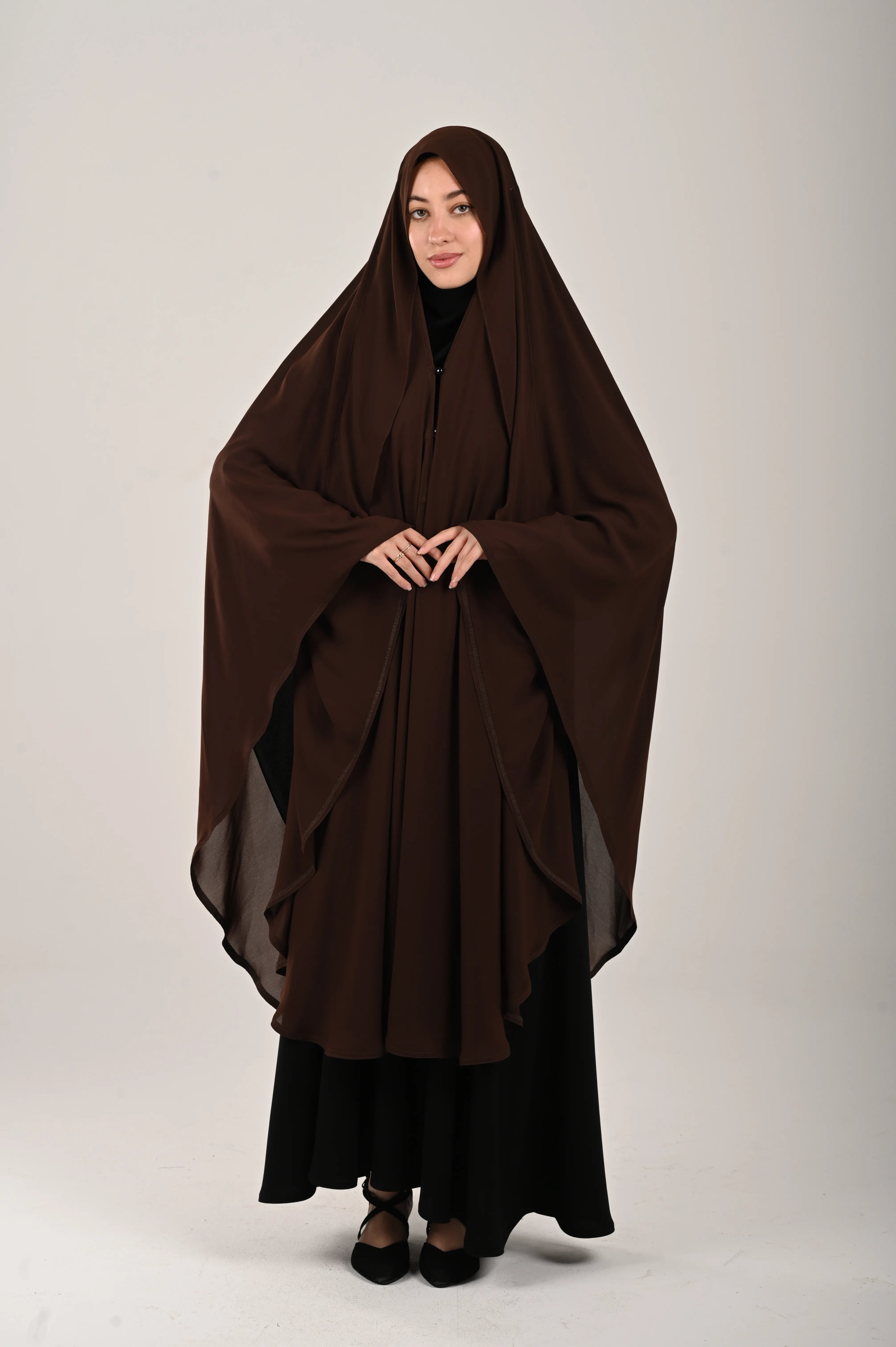 وشاح بني غامق
