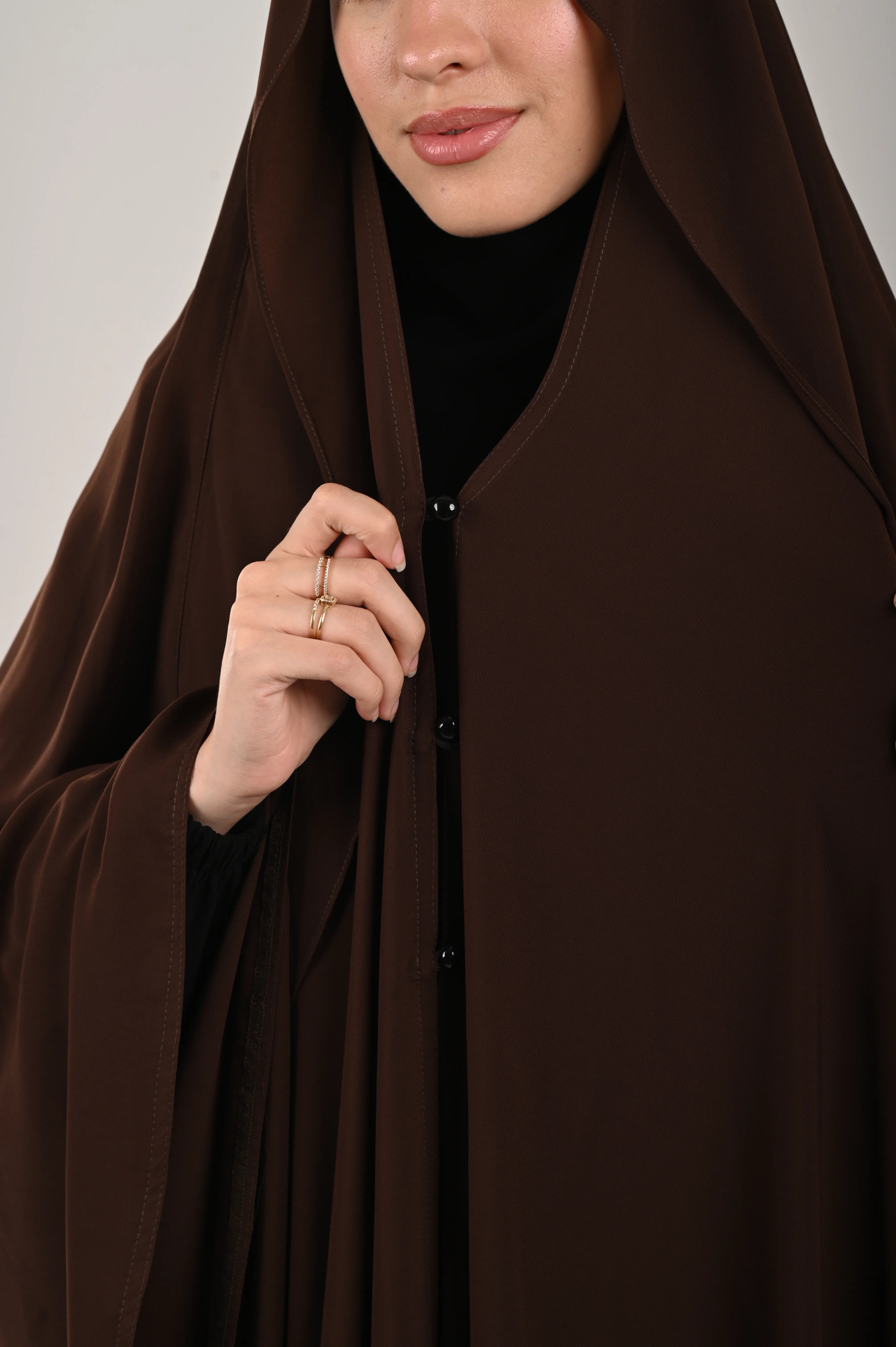 وشاح بني غامق