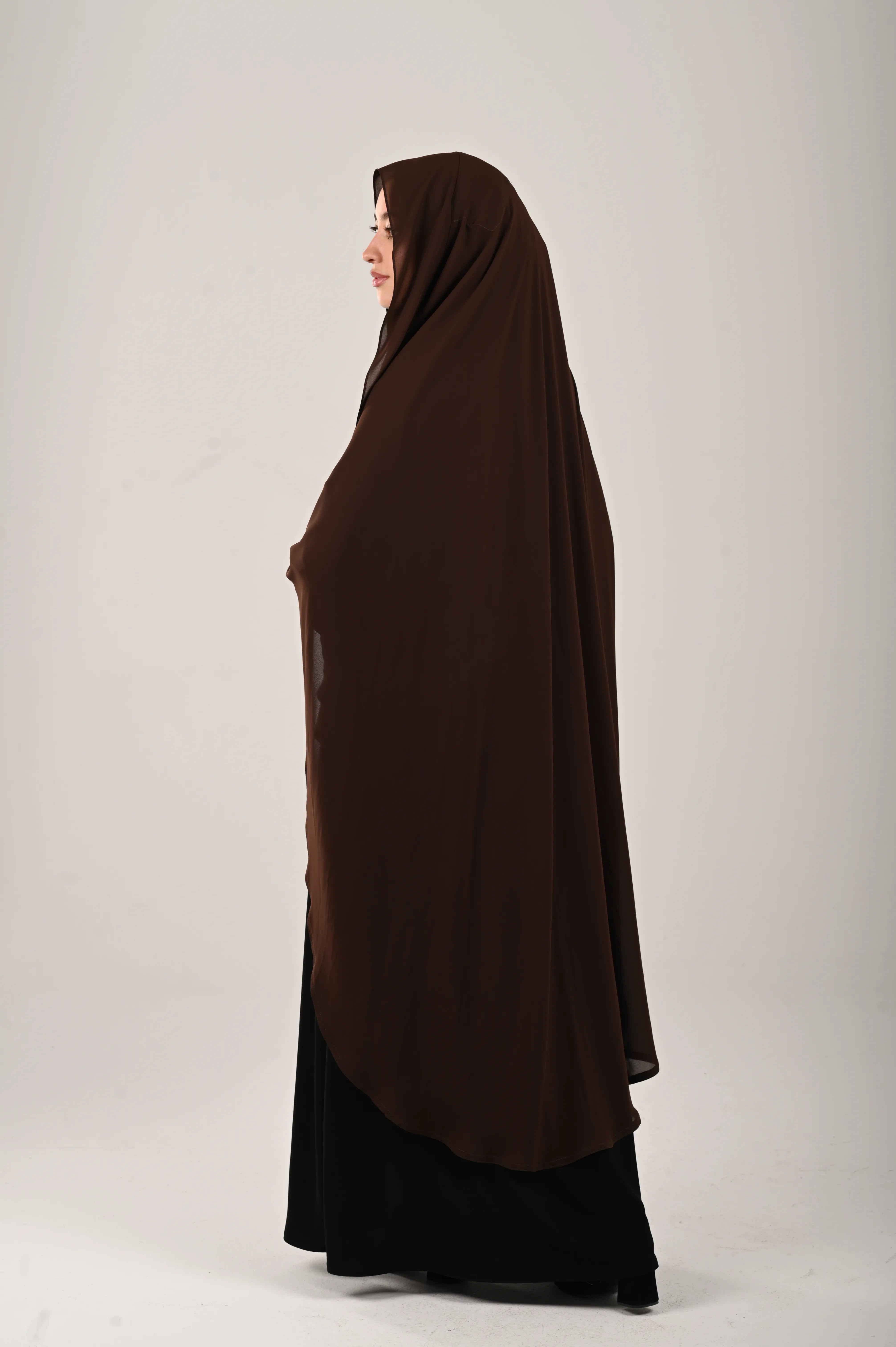 وشاح بني غامق
