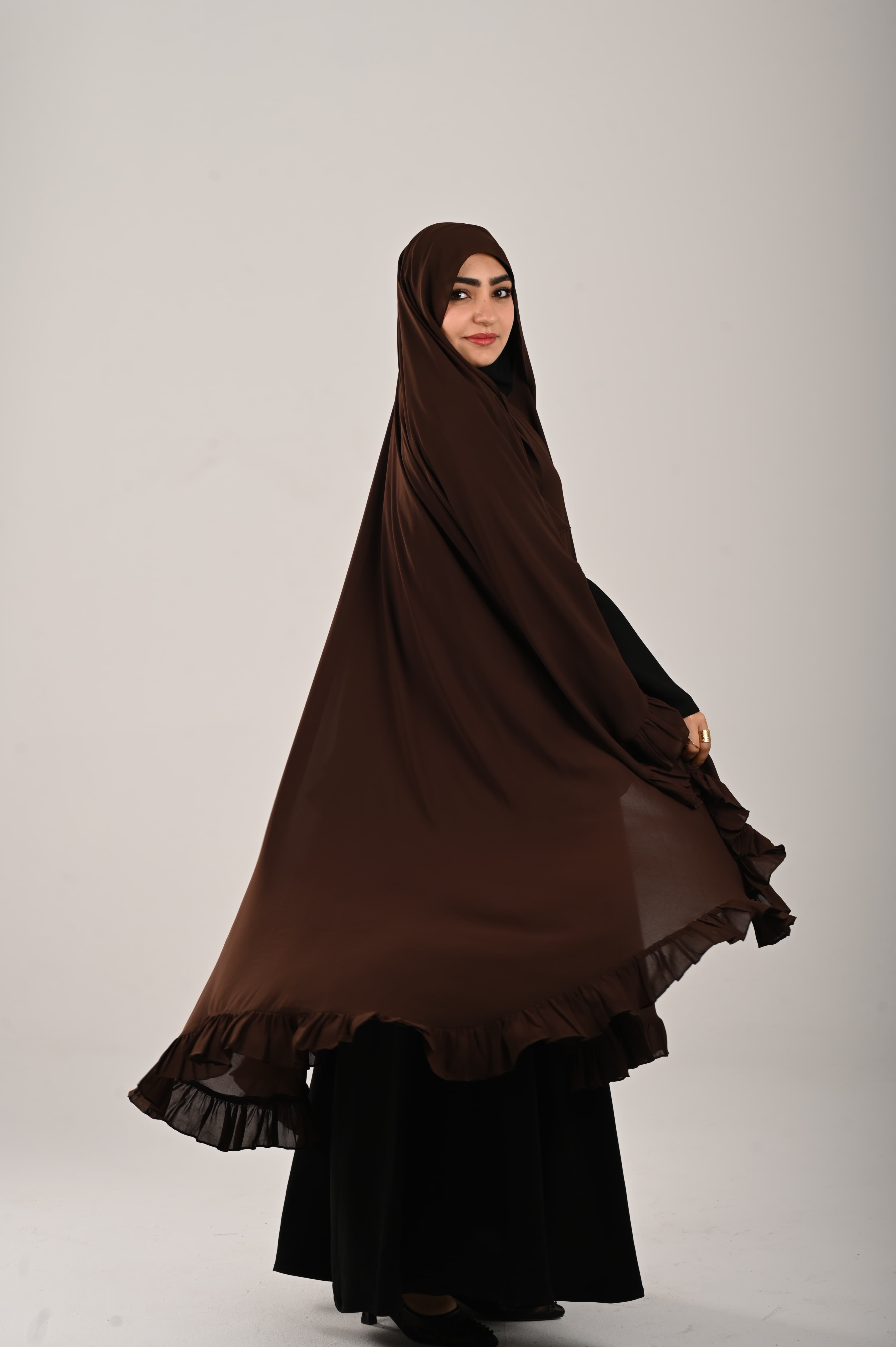 وشاح كرانيش بني غامق