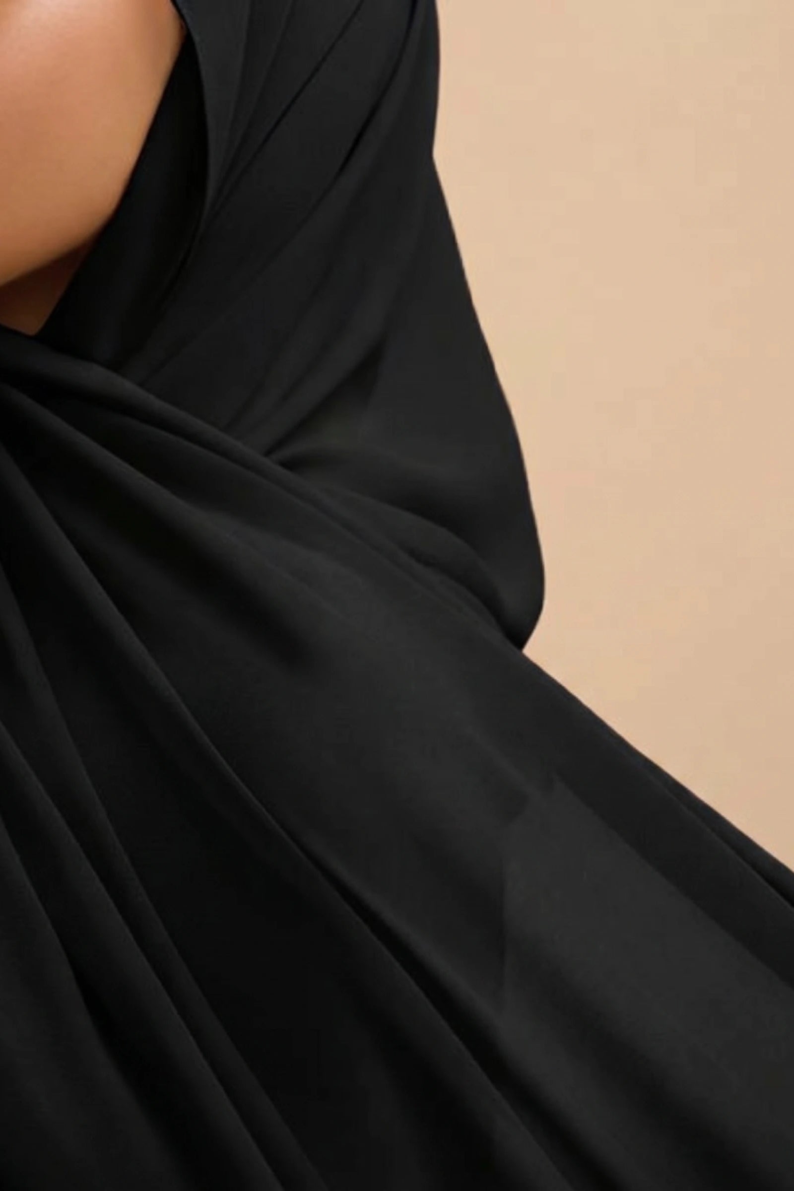 حجاب شيفون أسود خفيف وانسيابي