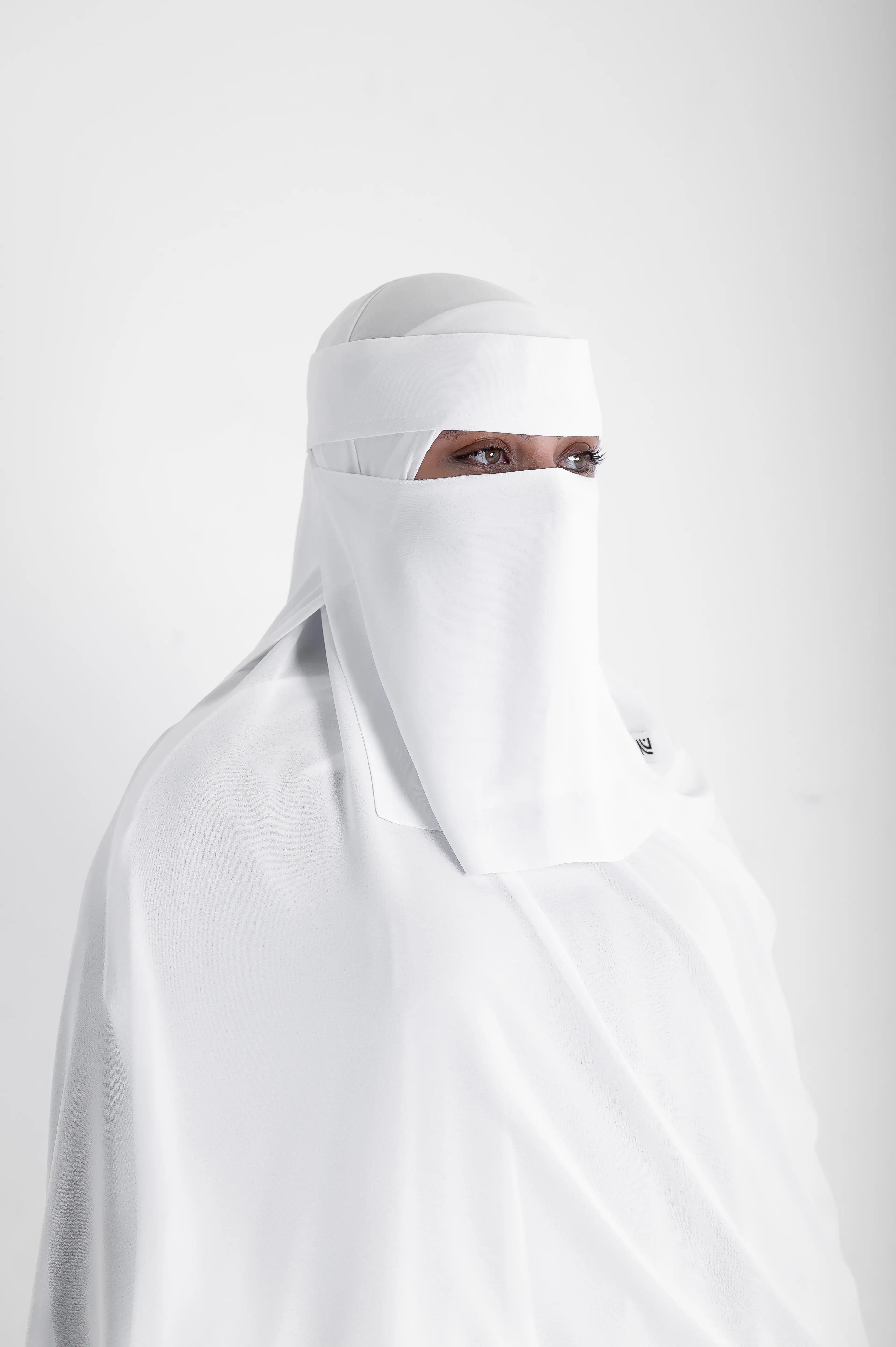 نقاب أبيض