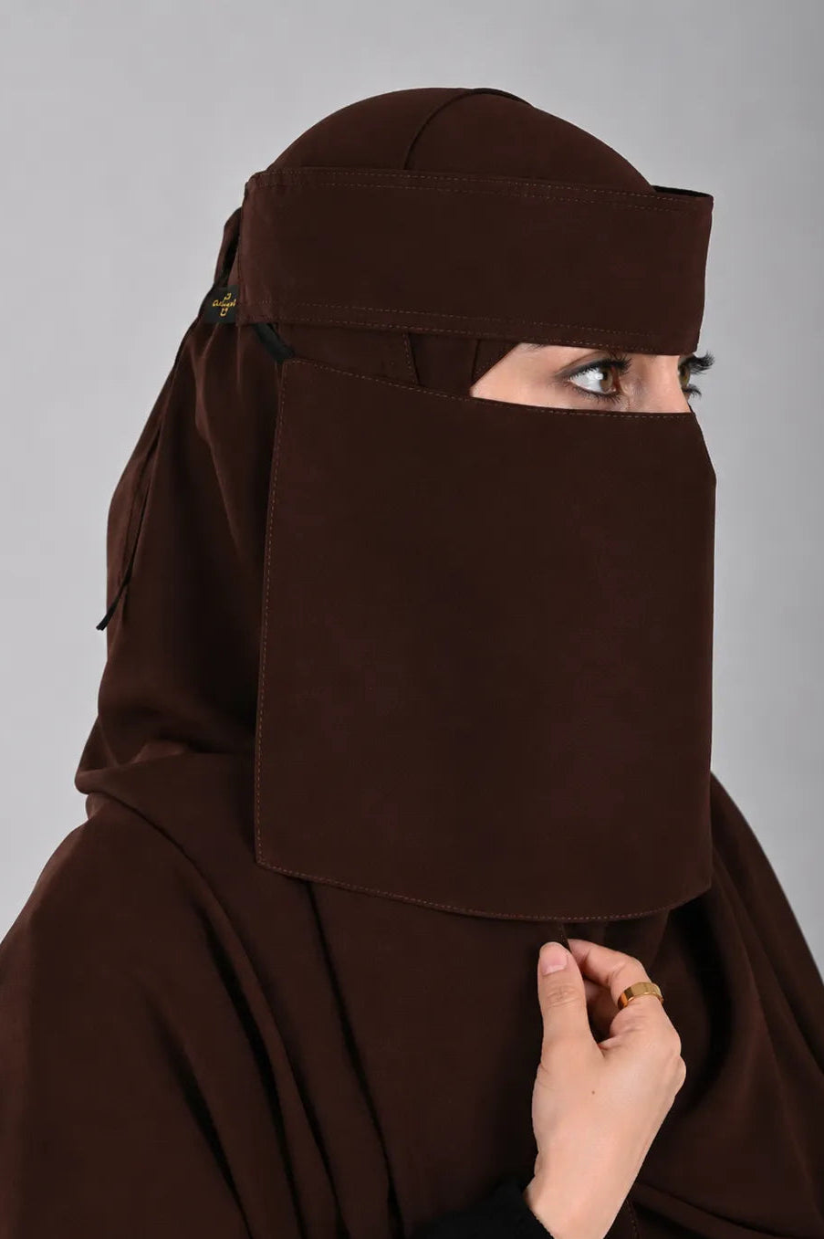 نقاب بني غامق