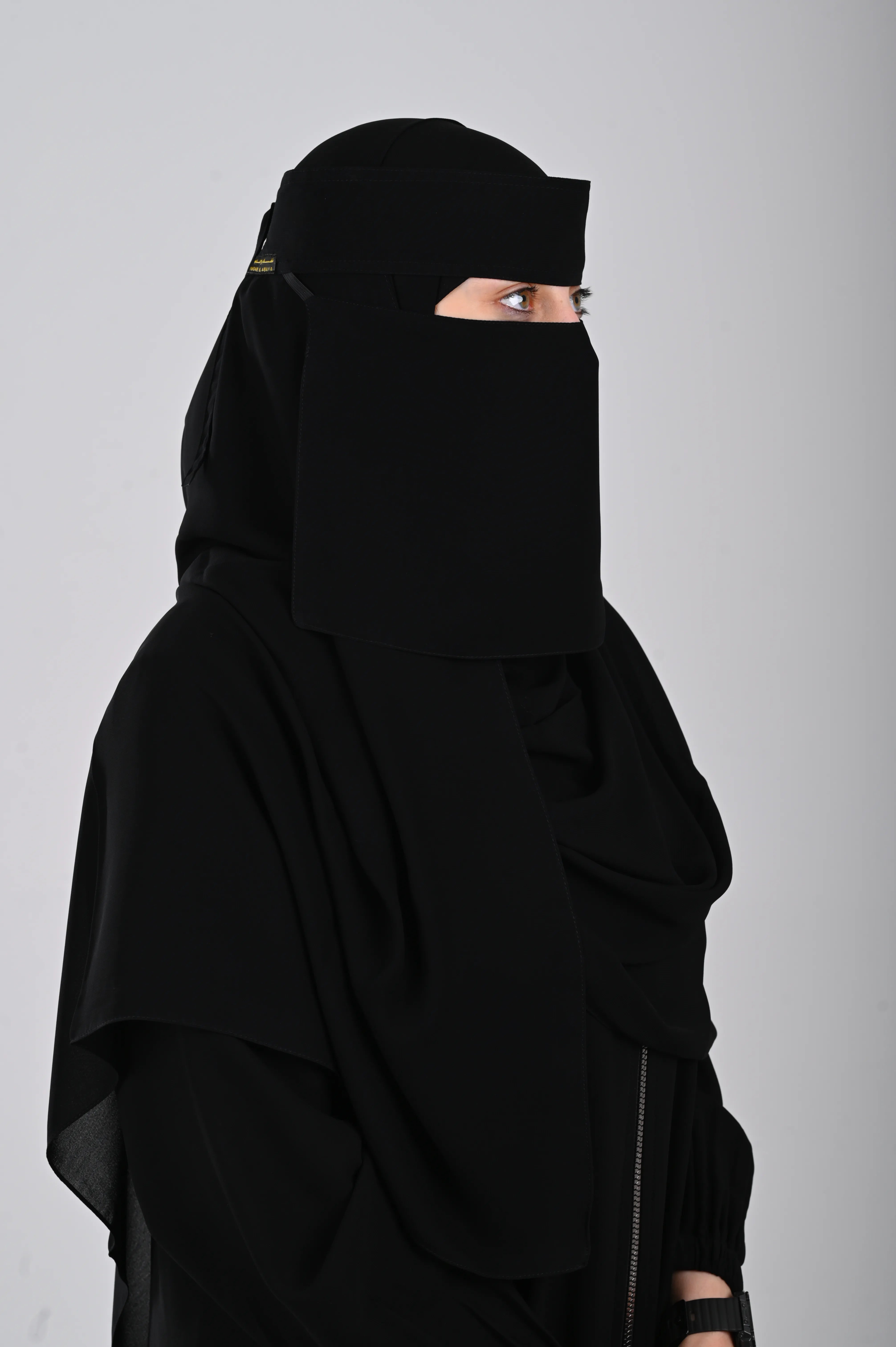 نقاب أسود نسائي