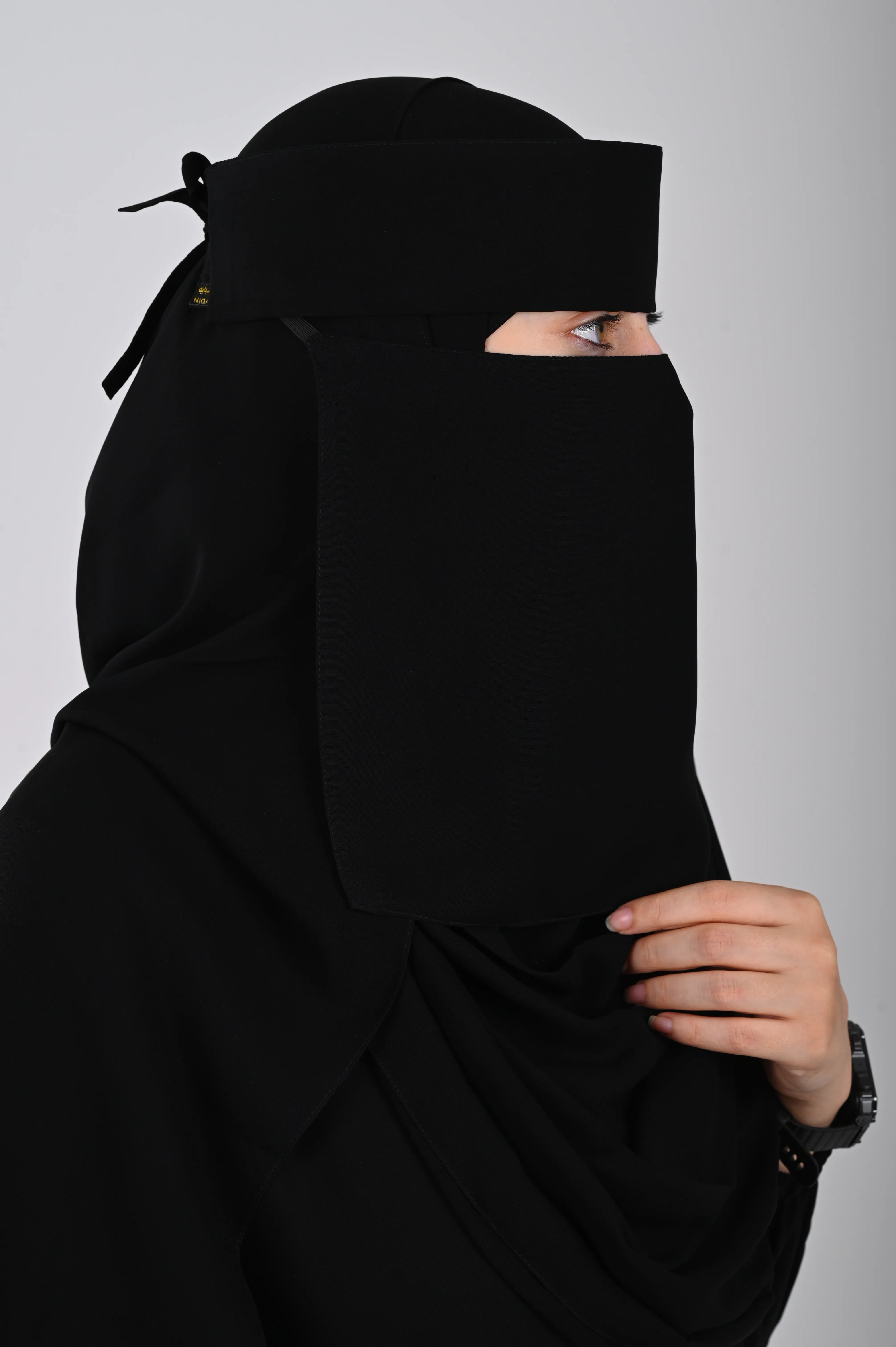نقاب أسود نسائي