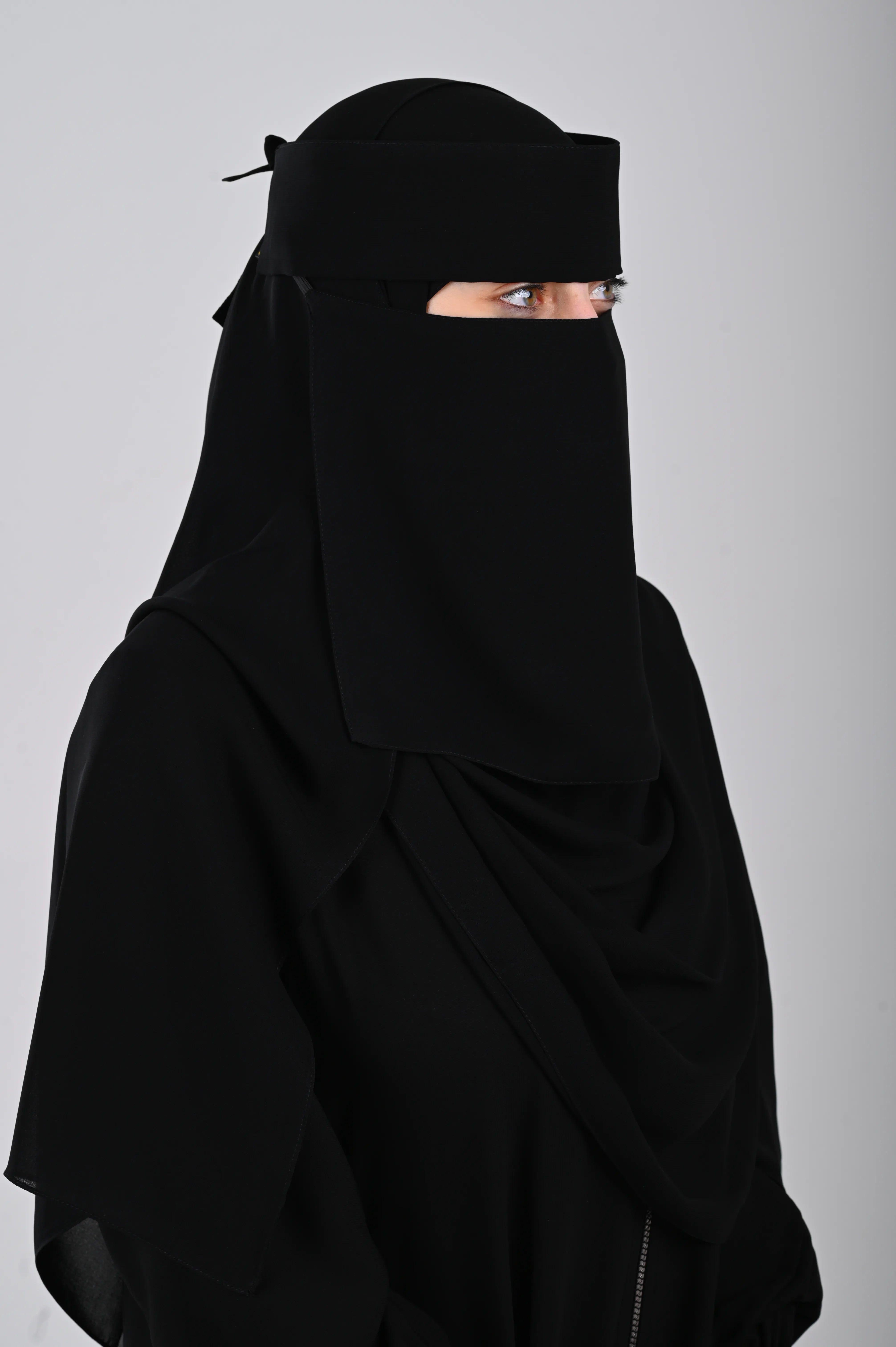 نقاب أسود نسائي