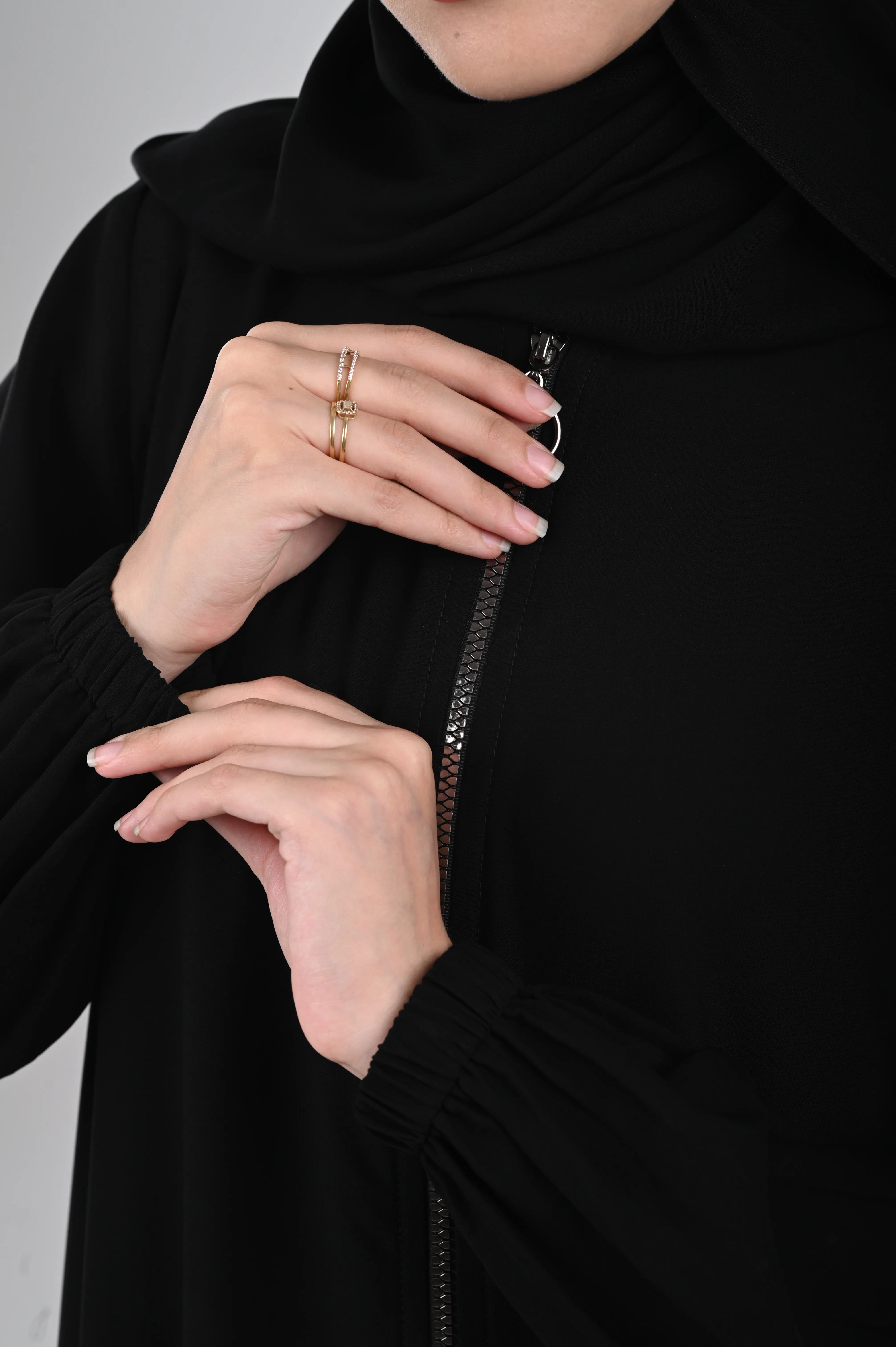 عباية كريب سادة بسحاب أمامي وقصة واسعة