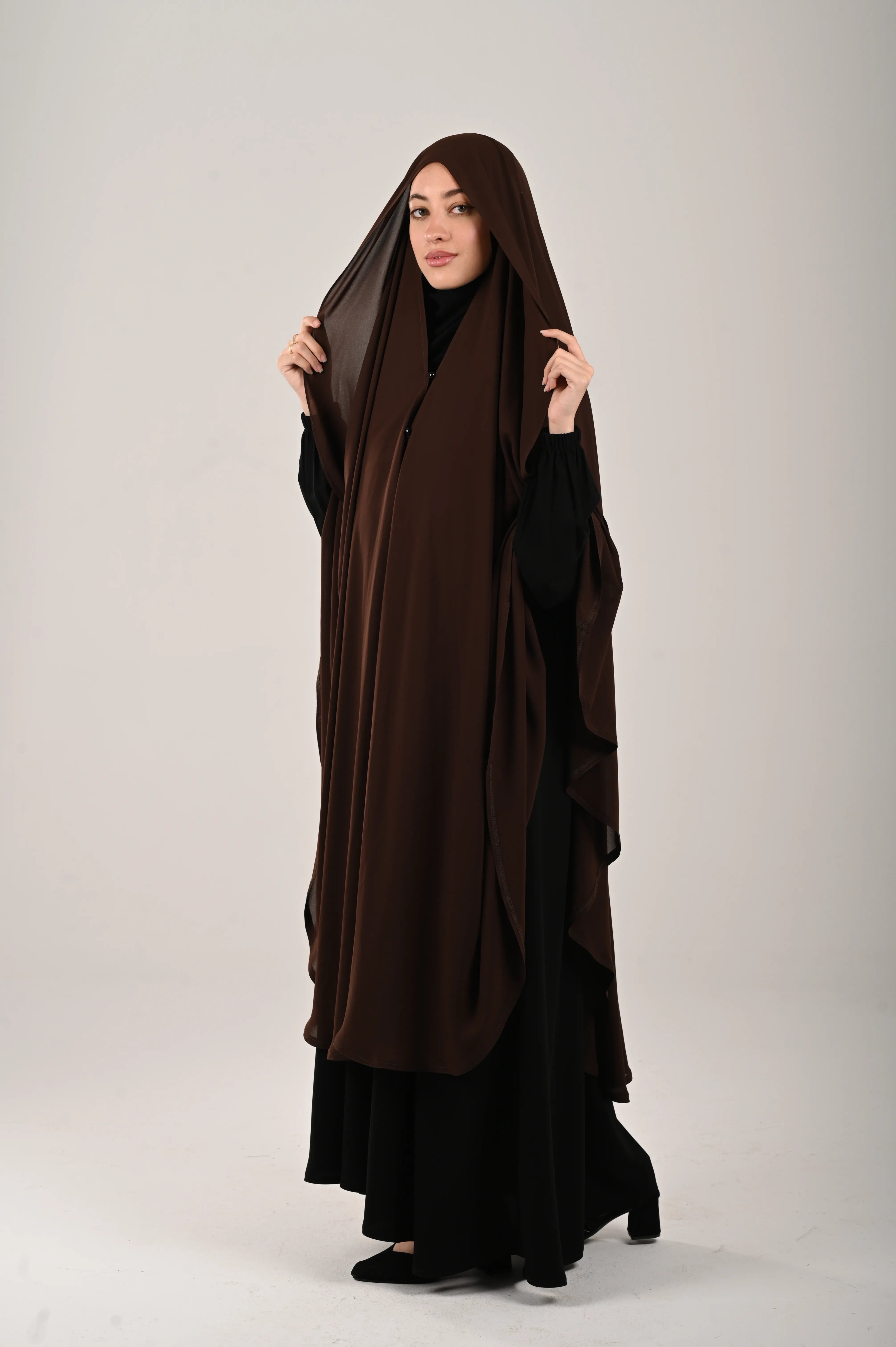 وشاح بني غامق
