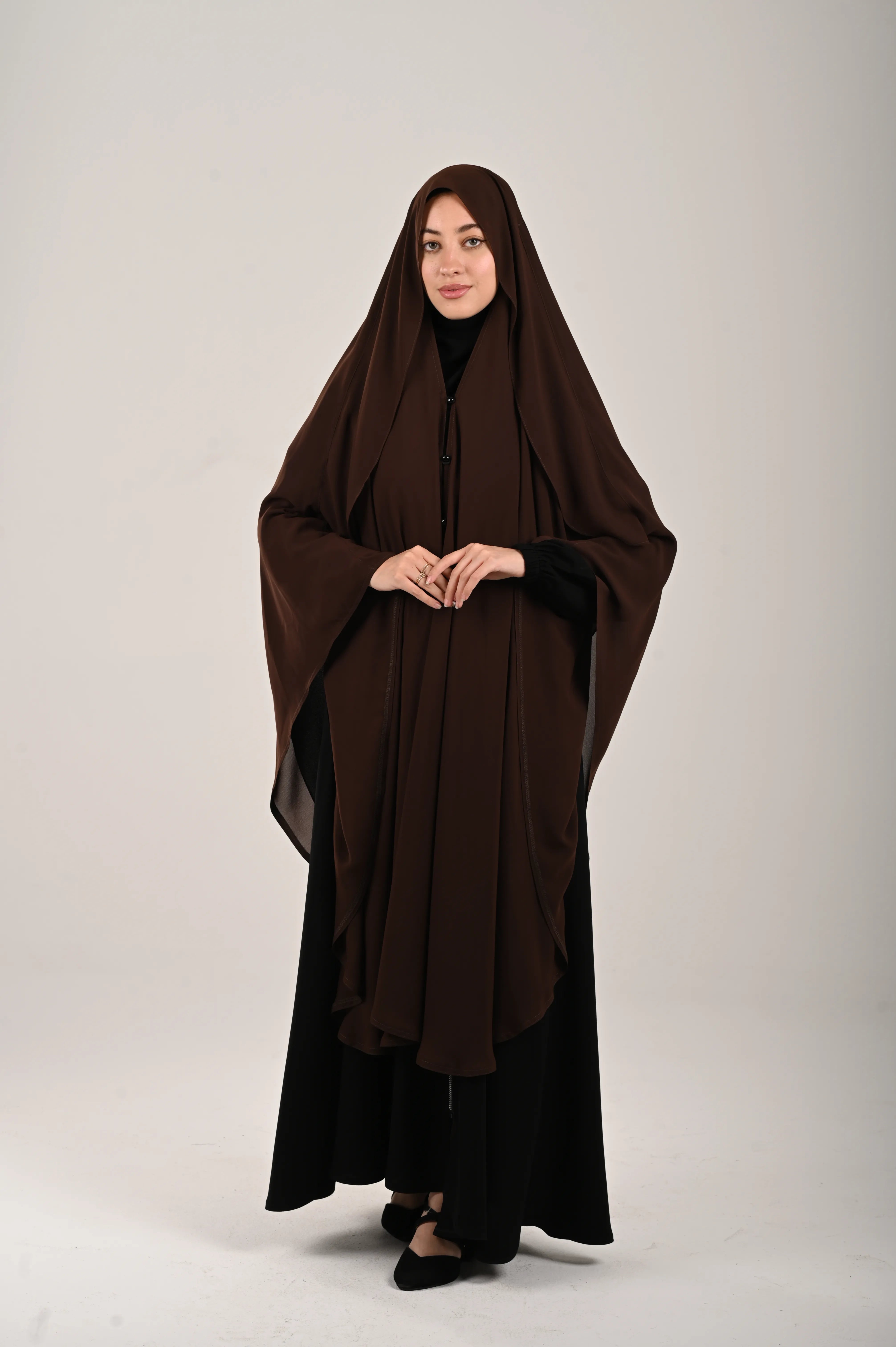 وشاح بني غامق