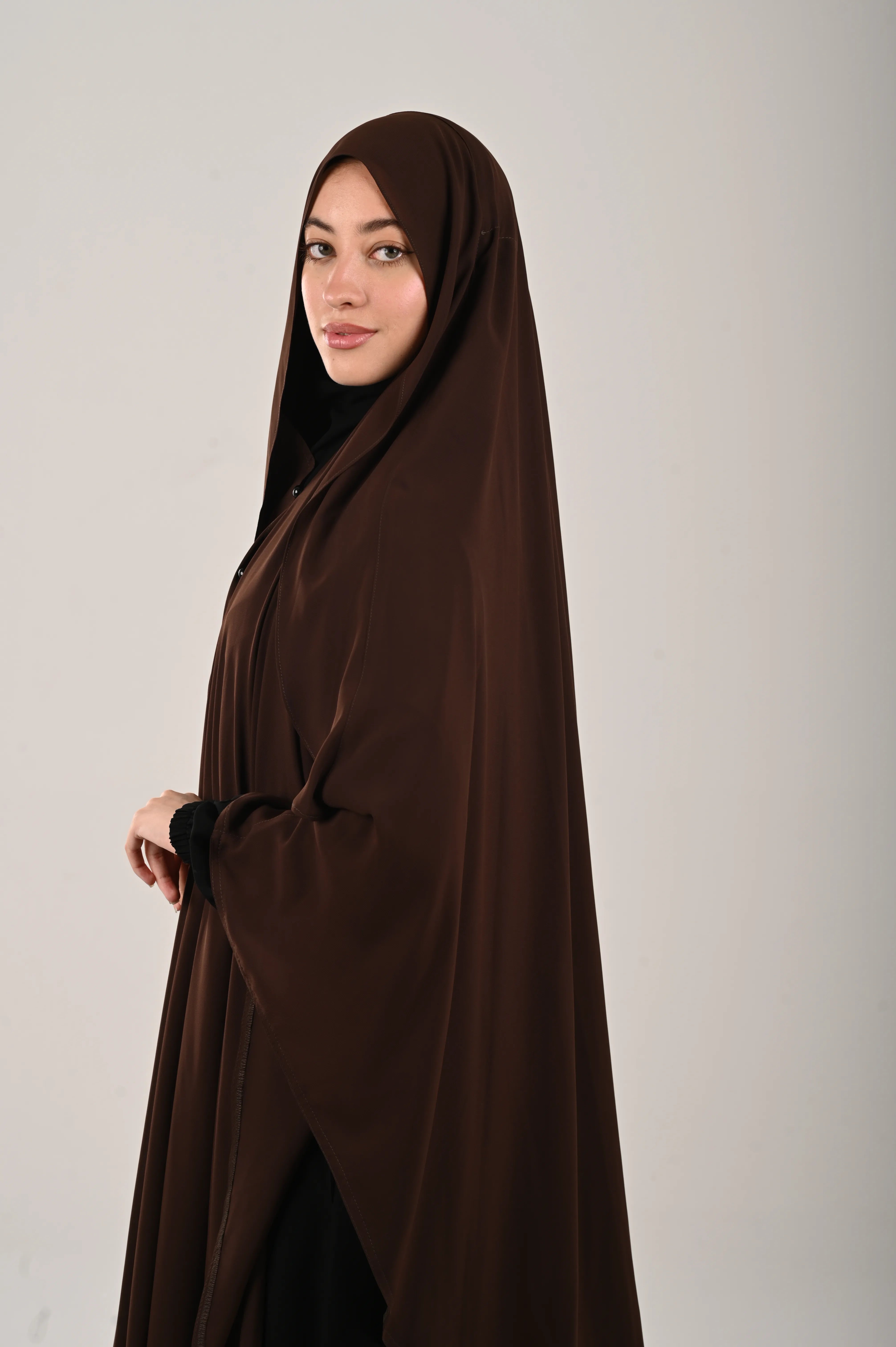 وشاح بني غامق