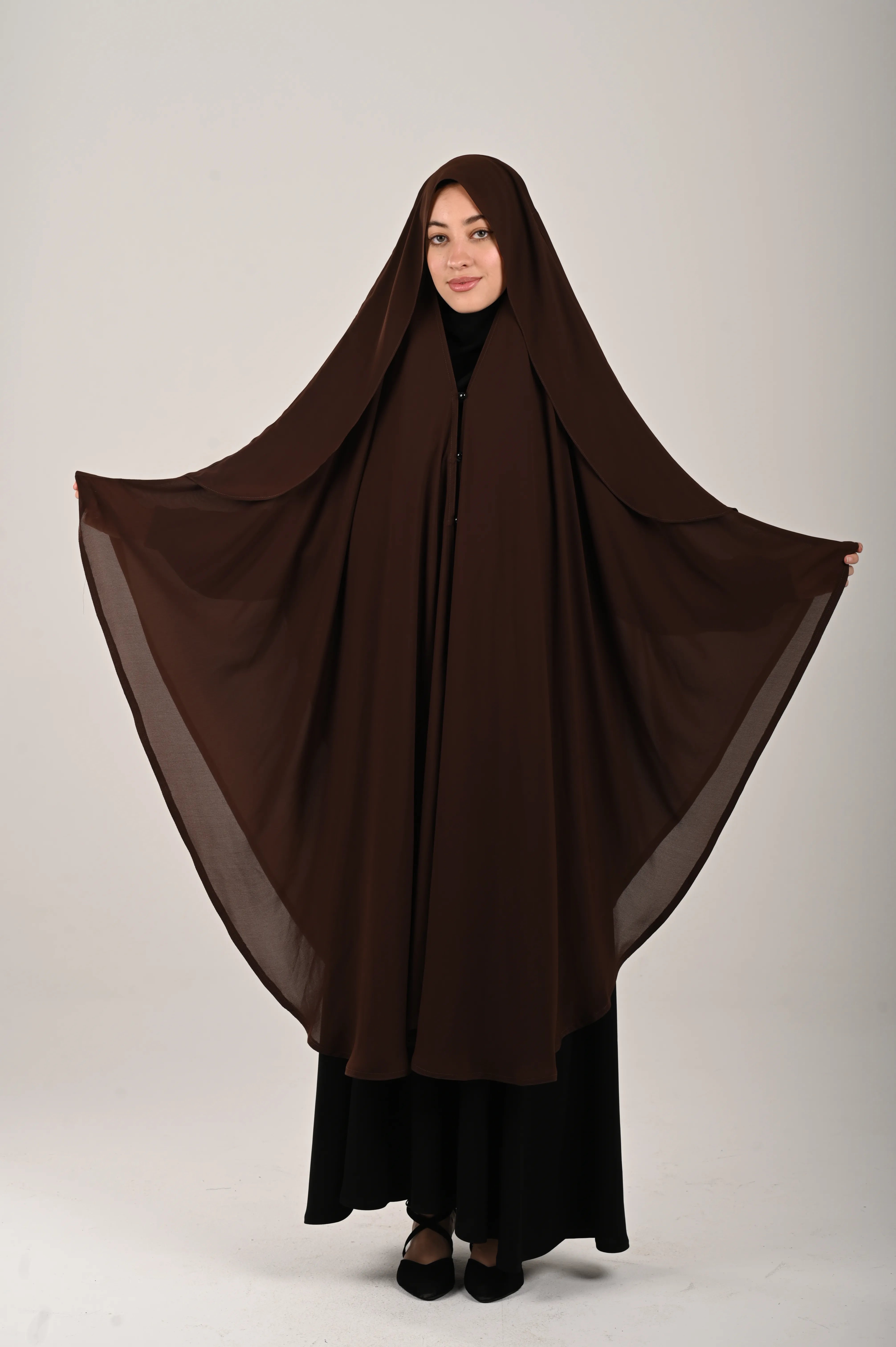وشاح بني غامق