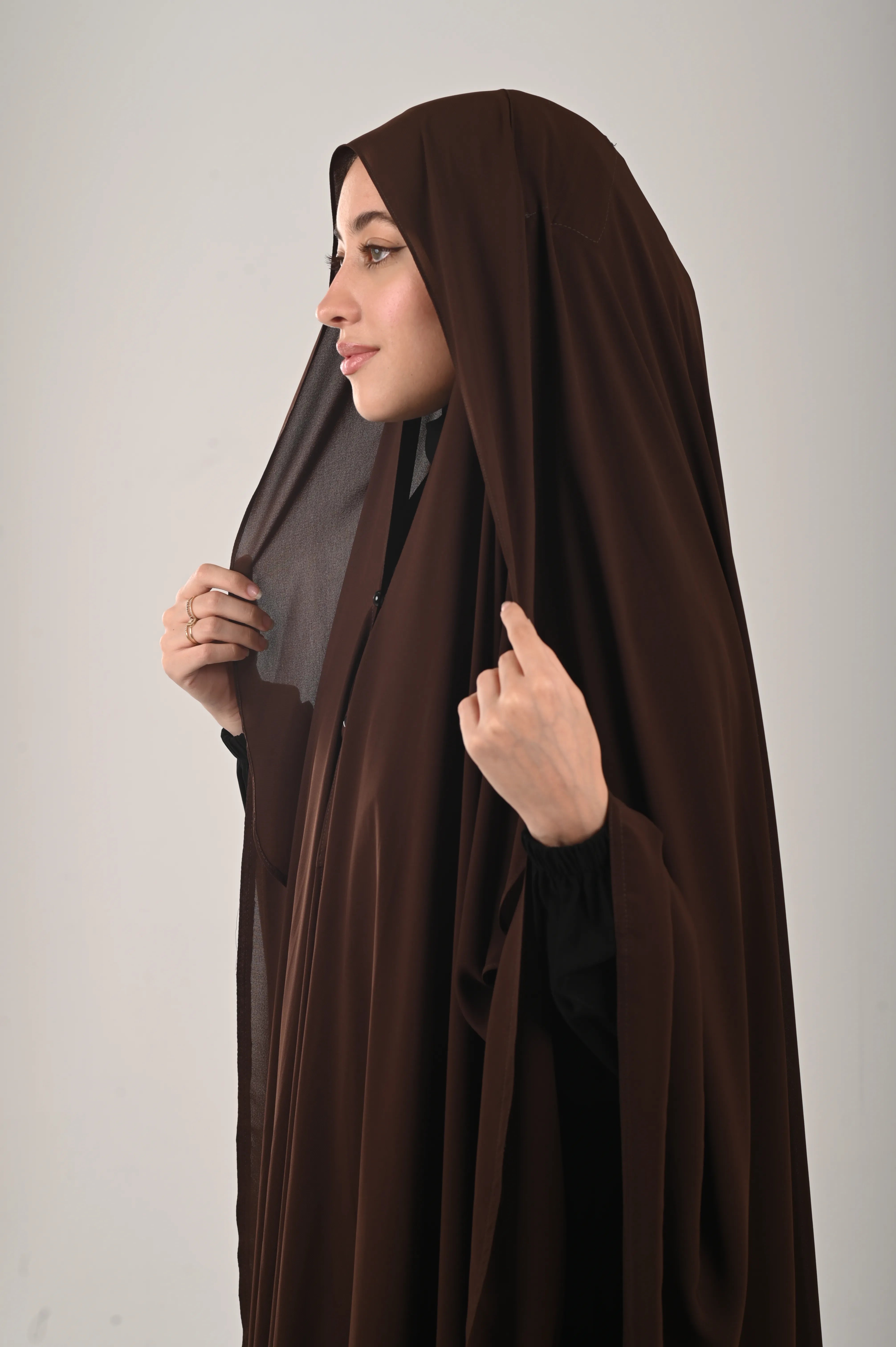 وشاح بني غامق