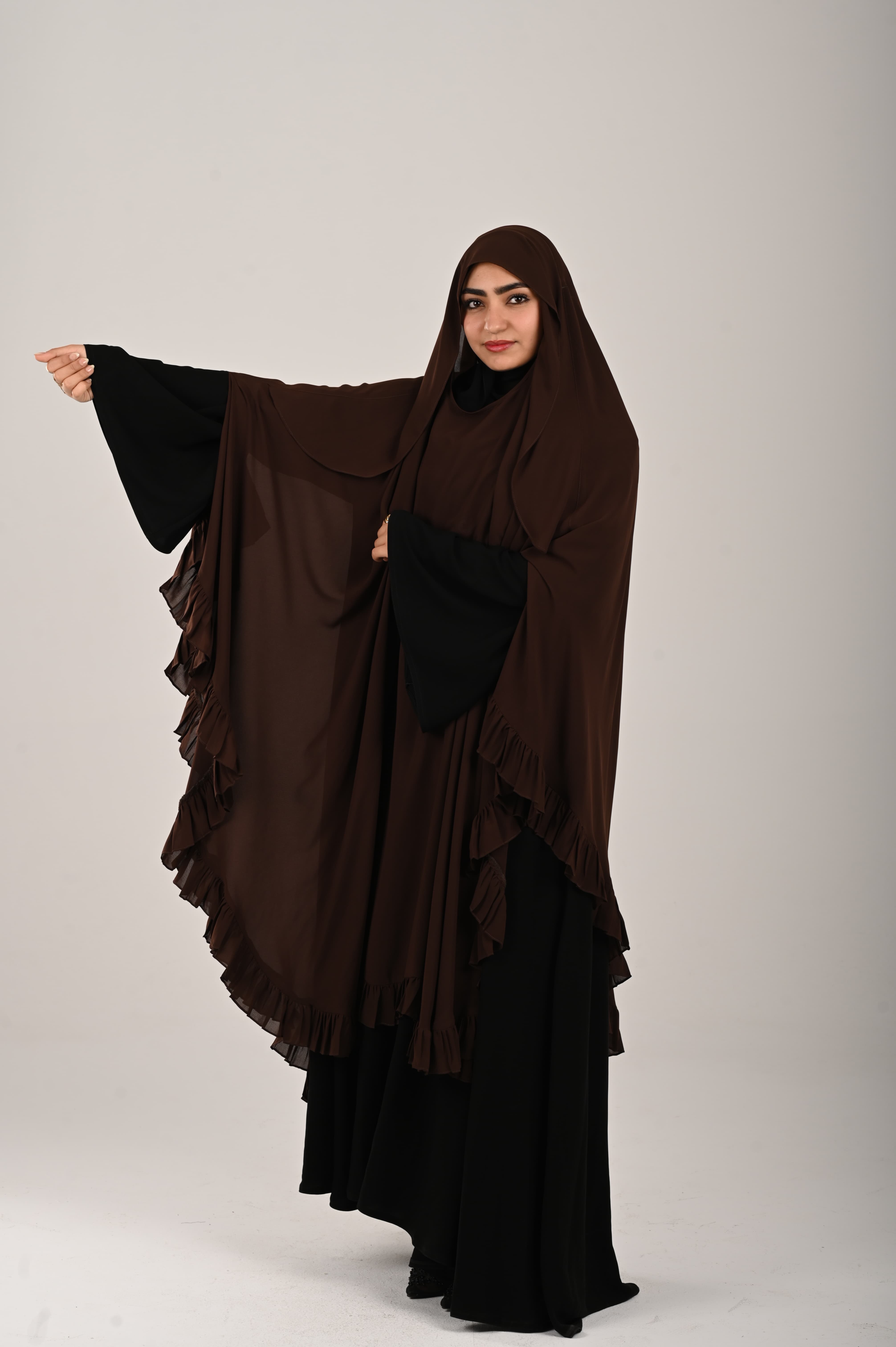 وشاح كرانيش بني غامق
